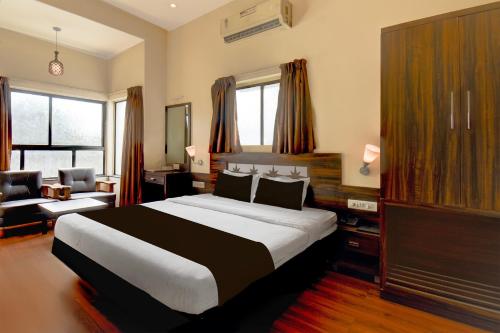 Кровать или кровати в номере Super Townhouse Oak Sinhgad Road Crossway Formerly Popular Hotel