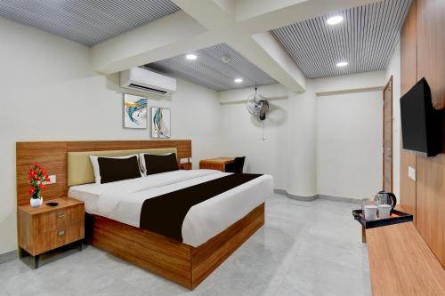Postel nebo postele na pokoji v ubytování Super Hotel O Pune Kasarwadi Railway Station