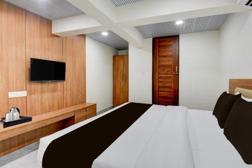 Postel nebo postele na pokoji v ubytování Super Hotel O Pune Kasarwadi Railway Station