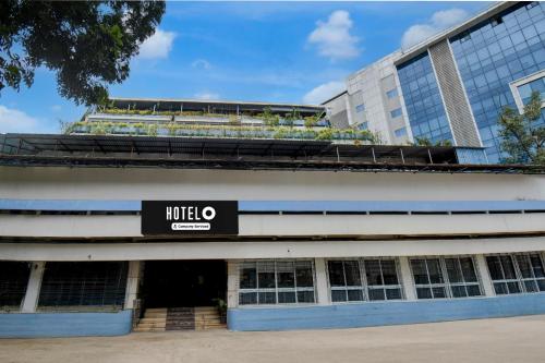 um prédio com uma placa de nitzo na frente em Super Hotel O Pune Kasarwadi Railway Station em Pune