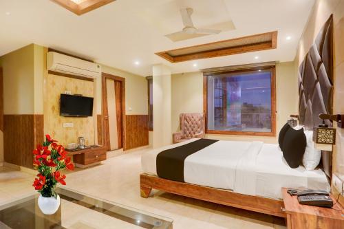Televisyen dan/atau pusat hiburan di Townhouse Oak Amity University Patna Formerly The Golden Crown