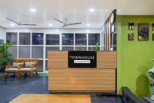 プネにあるSuper Townhouse Viman Nagar Business Stay Formerly Silver Crestのタウンハウス付きのフロントデスクのある部屋