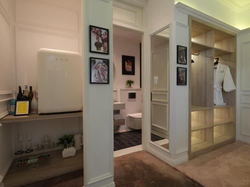 ホーチミン・シティにあるThaoDien Boutique Hotelのバスルーム(鏡付きのウォークインクローゼット付)
