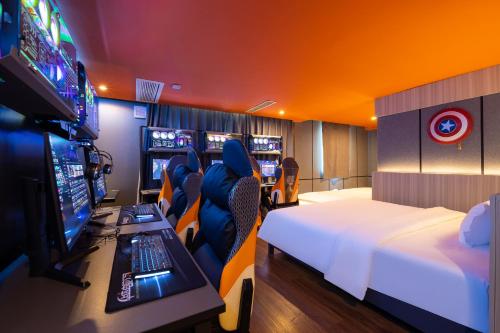 a room with a bed and a room with a computer at Landwise in Haikou