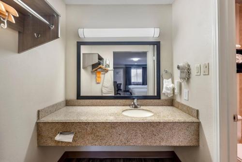 un baño con lavabo y espejo en Quality Inn Near Lake Marble Falls, en Marble Falls