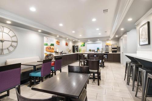 een restaurant met tafels en stoelen en een toonbank bij Quality Inn Near Lake Marble Falls in Marble Falls