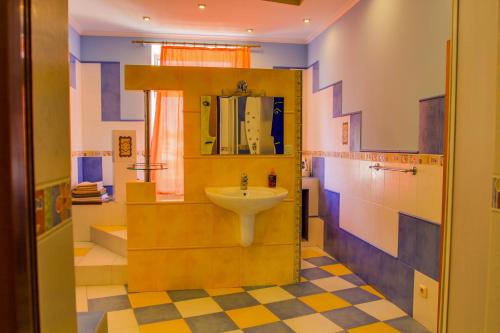 塞瓦斯托波爾的住宿－波沙亞莫斯卡亞公寓，一间带水槽和镜子的浴室
