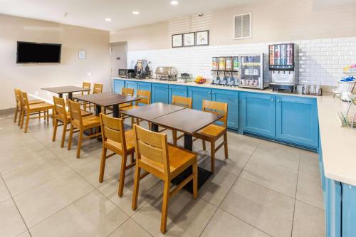 a dining room with blue cabinets and tables and chairs at Country Inn & Suites by Radisson, Smyrna - Atlanta Northwest in Smyrna