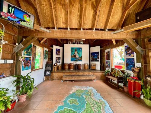 Una sala de estar con un banco, un televisor y una alfombra. en Casa ValeAna Peaceful house, en Sabana Abajo
