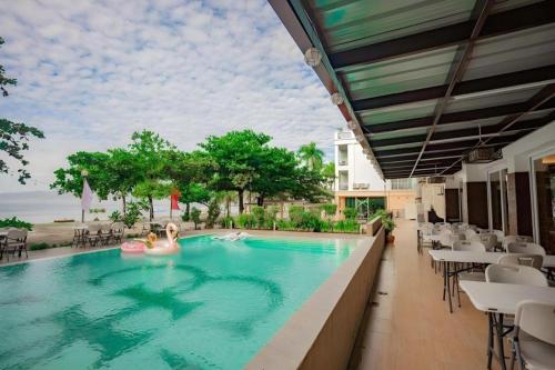Бассейн в Subic Grand Harbour Hotel Subic Bay или поблизости