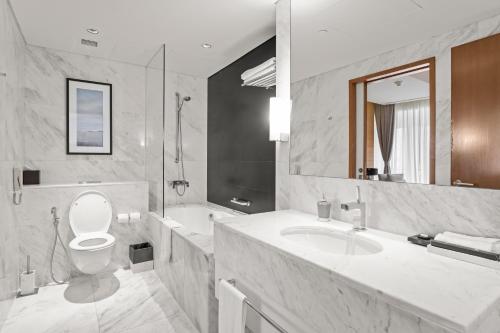 Et badeværelse på Abi Holiday Homes - Studio & 1BR Dubai Mall Fashion Avenue Residences