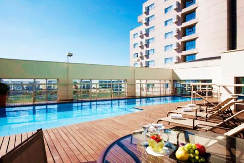 Πισίνα στο ή κοντά στο Quality Suites Alphaville