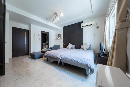 札幌市にあるYELLOWのベッドとリビングルームのある寝室