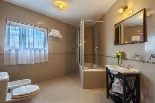 Phòng tắm tại Hotel de la Cañada Mina Clavero