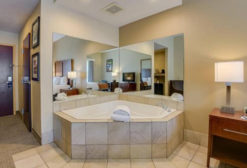 オーガスタにあるComfort Inn & Suites Augusta Fort Gordon Areaの広いバスルーム(バスタブ付)、ベッドルーム1室が備わります。
