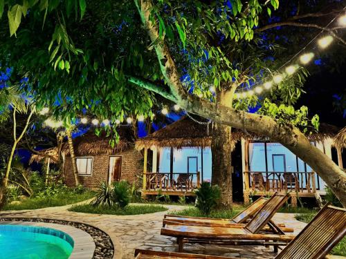 ein Resort mit Pool und Haus in der Unterkunft Coconut Minh Tho Homestay in Mai Châu