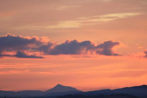 a sunset sky with mountains in the background at Tarskavaig B&B in Radernie