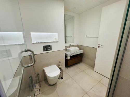 a bathroom with a toilet and a sink at Rahaal 1 BDR, Madinat Jumeirah in Dubai