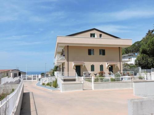 アグローポリにあるTramonto D Oroのバルコニーと海が備わる大きな家です。