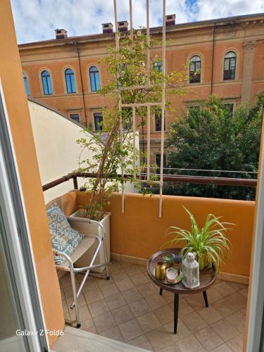 Secondopiano2 في بيزا: بلكونه فيها كرسي وطاولة