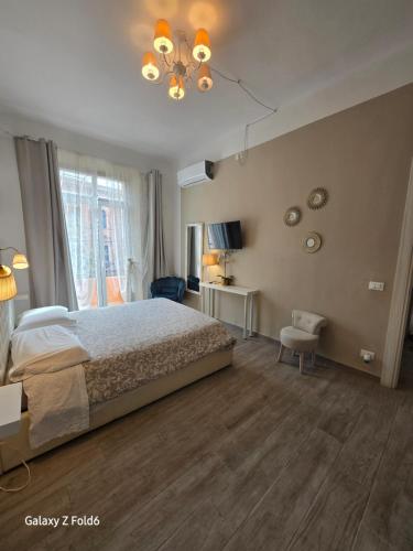 Secondopiano2 في بيزا: غرفة نوم بسرير وثريا