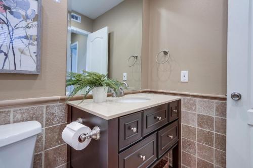 une salle de bain avec un lavabo et un miroir dans l'établissement Destination #48, à Placentia