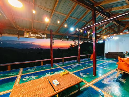 Una habitación con una piscina con una mesa encima. en SZ SAMUI Glamping, en Ban Sa Ket