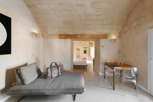 sala de estar con sofá y mesa en I Tre Portali Luxury Suites en Matera