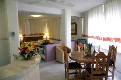 Um restaurante ou outro lugar para comer em Hotel Suites Jazmín Acapulco