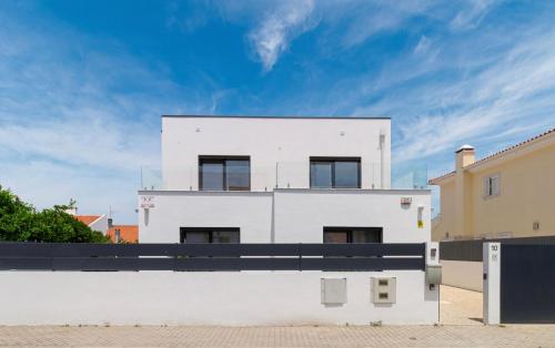 a white house against a blue sky at A Casa Choupal in Azeitao