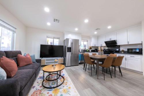 una sala de estar con un sofá y una mesa en Modern Luxe Ensuite by USC Shared Living, en Los Ángeles