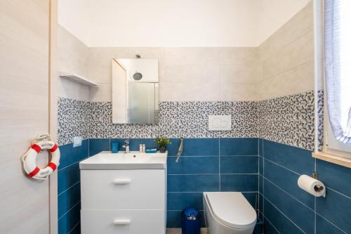 Torre SquillaceにあるMaréa Luxury Private Villaの青と白のバスルーム(洗面台、トイレ付)