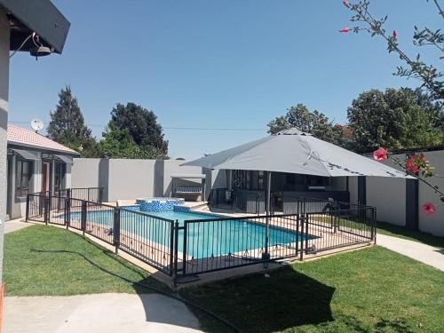 Πισίνα στο ή κοντά στο Crown Palace Guesthouse