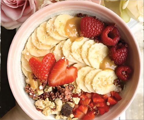 Un bol de fruta con helado y fresas en The Gray Luxury Apartments, en Harare