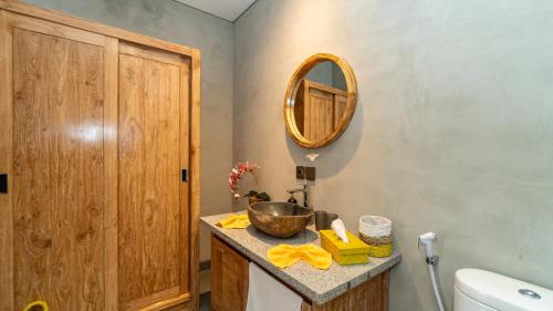 a bathroom with a sink and a mirror at Villa Alam Kita in Ubud