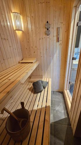 a sauna with a pot and a bowl in it at Bootshus - Strandpark 15 in Grömitz