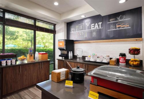 un fast food con cucina con bancone di Hampton Inn Meridian a Meridian