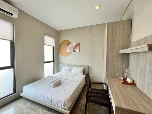 une chambre avec un lit, une table et une chaise dans l'établissement Cove Heritage, à Binong