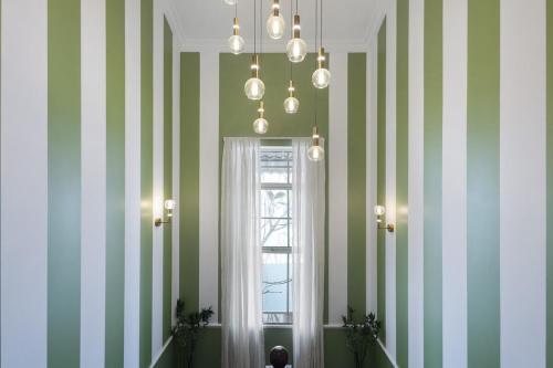 Ένα μπάνιο στο Luxury 4BR Villa with Pool Nr Uddo Beach, Siolim, North Goa