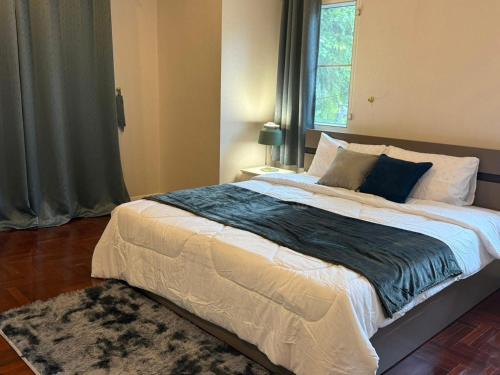 a large bed in a bedroom with a window at Ssara house suvannabhumi airport in Ban Khlong Prawet