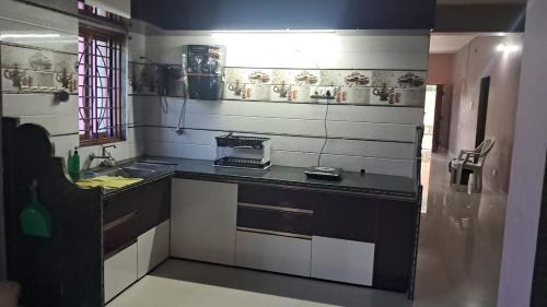 een keuken met een spoelbak en een aanrechtblad bij 2 BHK Huge House on 1st Floor in Marwad