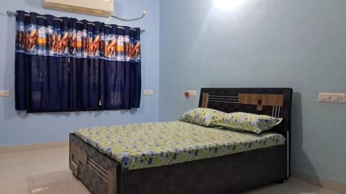 een klein bed in een kamer met een raam bij 2 BHK Huge House on 1st Floor in Marwad