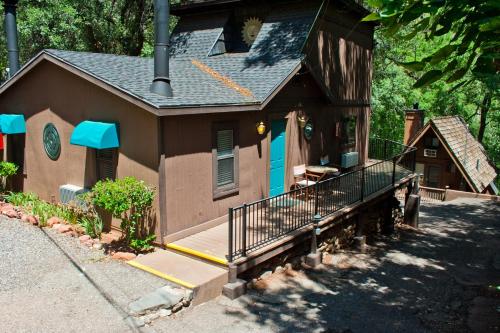 a small house with a porch and a balcony at Oak Creek Terrace Resort in Sedona