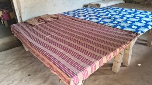 een tafel met een deken erop bij Shiv sanhay rural homestay in Karwi