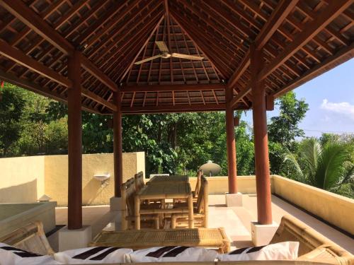 Ein Sitzbereich in der Unterkunft Nipah Villas