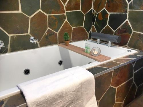 Bilik mandi di Motel Mayfair on Cavell