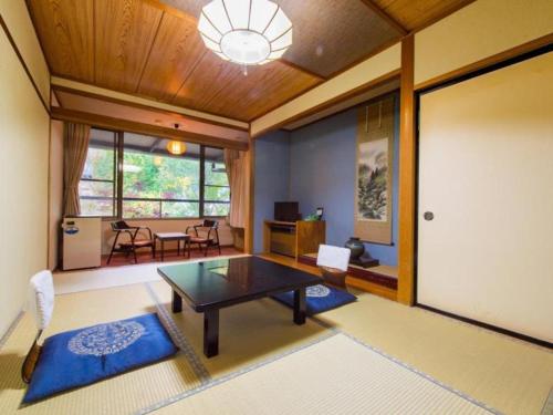 un soggiorno con tavolo e sala da pranzo di Hirayu Prince Hotel a Takayama
