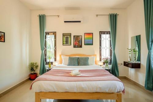 Ένα ή περισσότερα κρεβάτια σε δωμάτιο στο Bliss Villa 4BHK with Private Pool, Siolim, North Goa