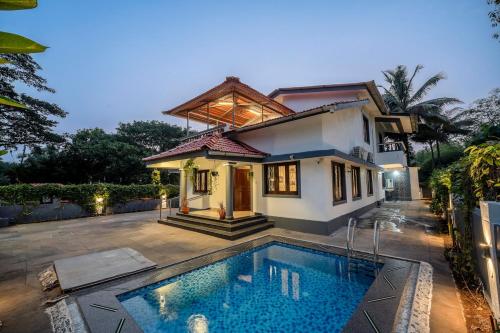 Πισίνα στο ή κοντά στο Bliss Villa 4BHK with Private Pool, Siolim, North Goa