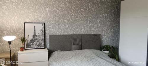 En eller flere senge i et værelse på Tilava kaksio Jussilankadulla